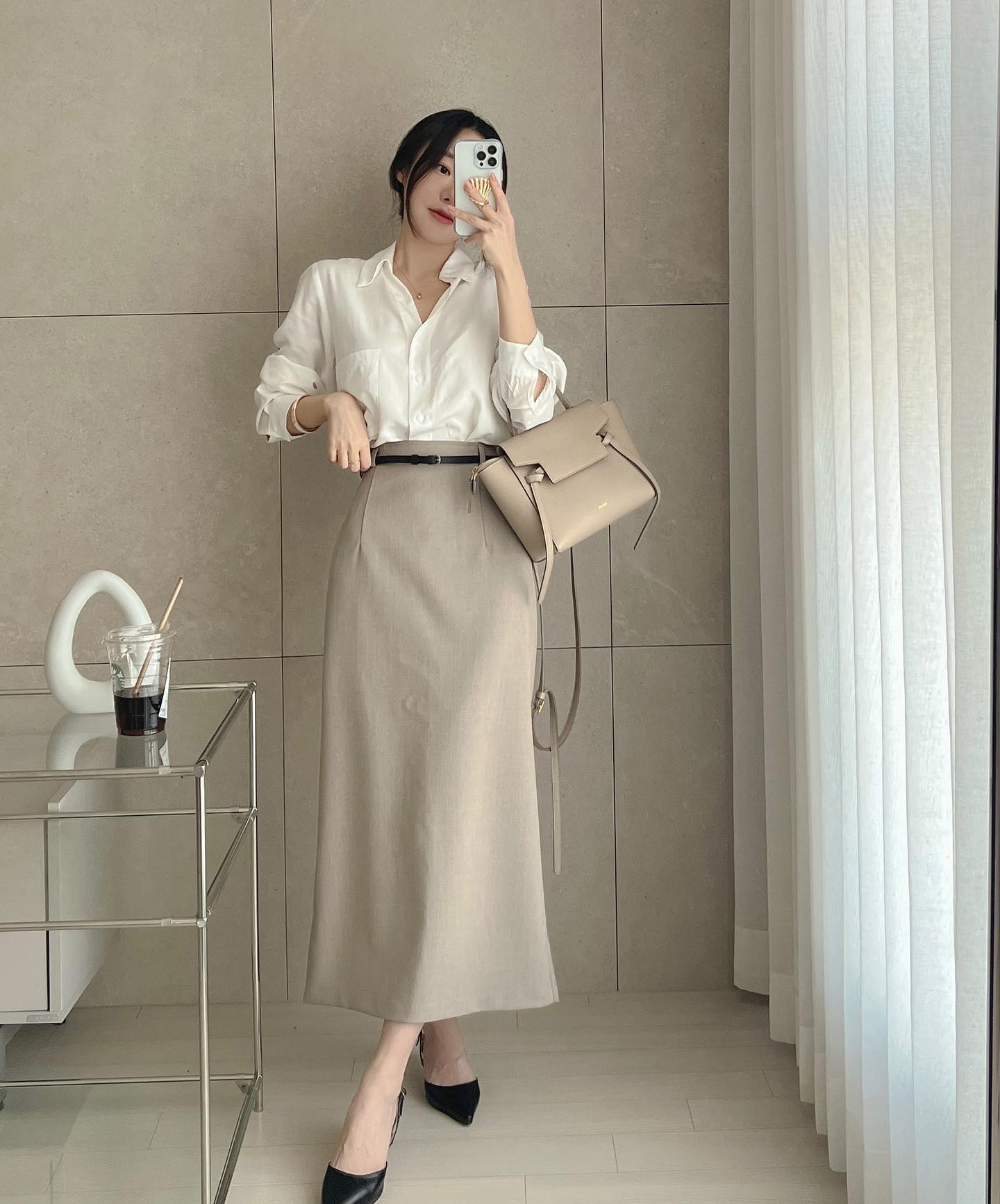 Phối áo sơ mi trắng với chân váy đen công sở