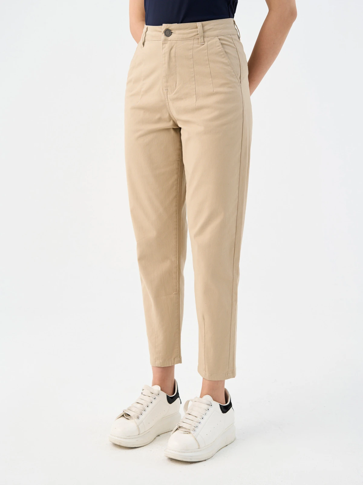 Phối đồ với quần kaki nữ màu đen
