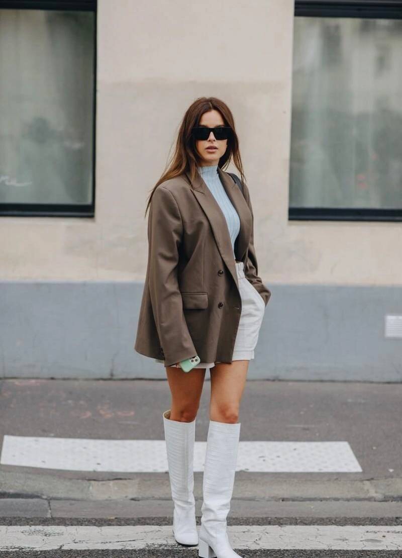 Áo cổ lọ mặc với chân váy