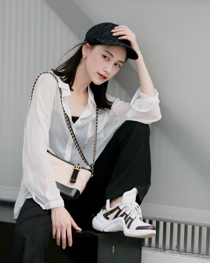Cách mặc áo 2 dây với sơ mi mỏng