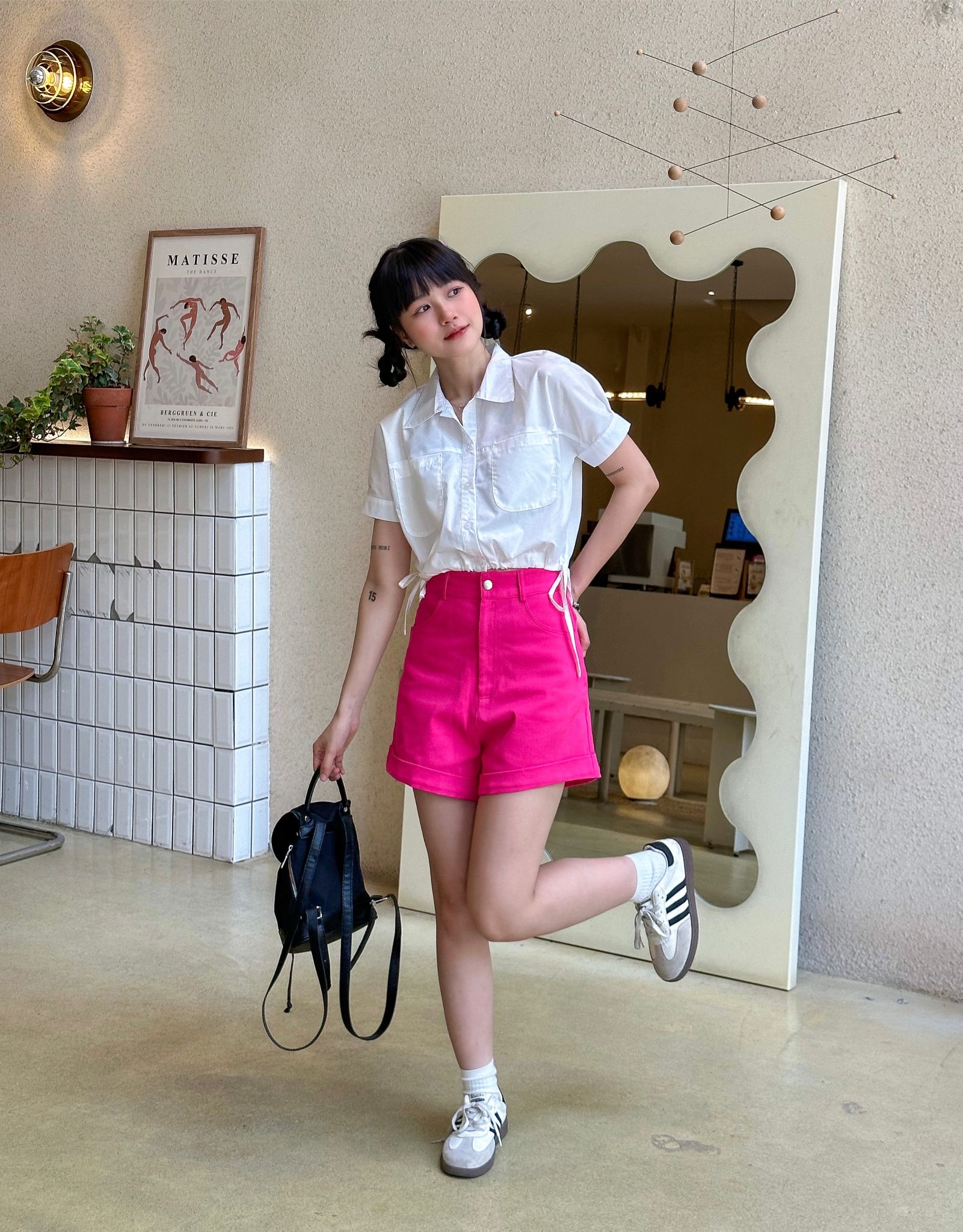 Bí quyết phối áo sơ mi với quần short nữ cực sành điệu 5 Phối áo sơ mi croptop với quần short nữ cạp cao.