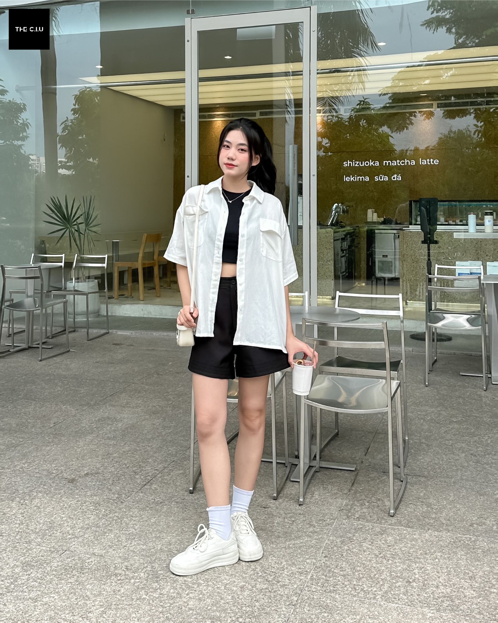 Bí quyết phối áo sơ mi với quần short nữ cực sành điệu 3 Phối áo sơ mi form rộng với quần short nữ kiểu giấu quần.