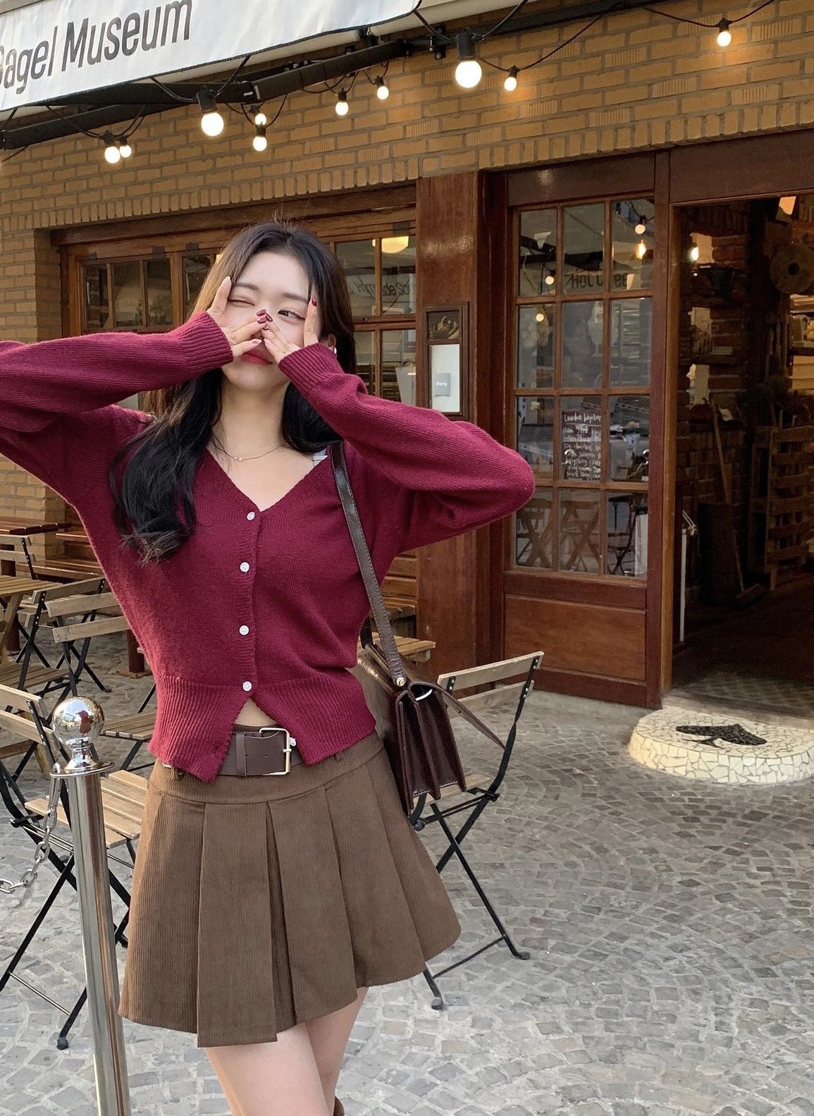 Phối cardigan dáng ngắn với váy