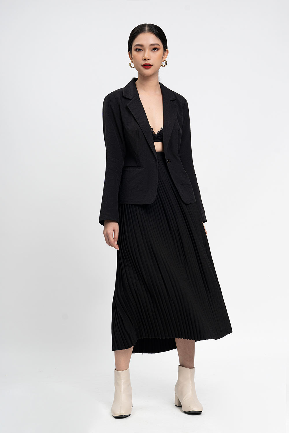 Áo khoác blazer đen cơ bản dễ dàng mix với váy