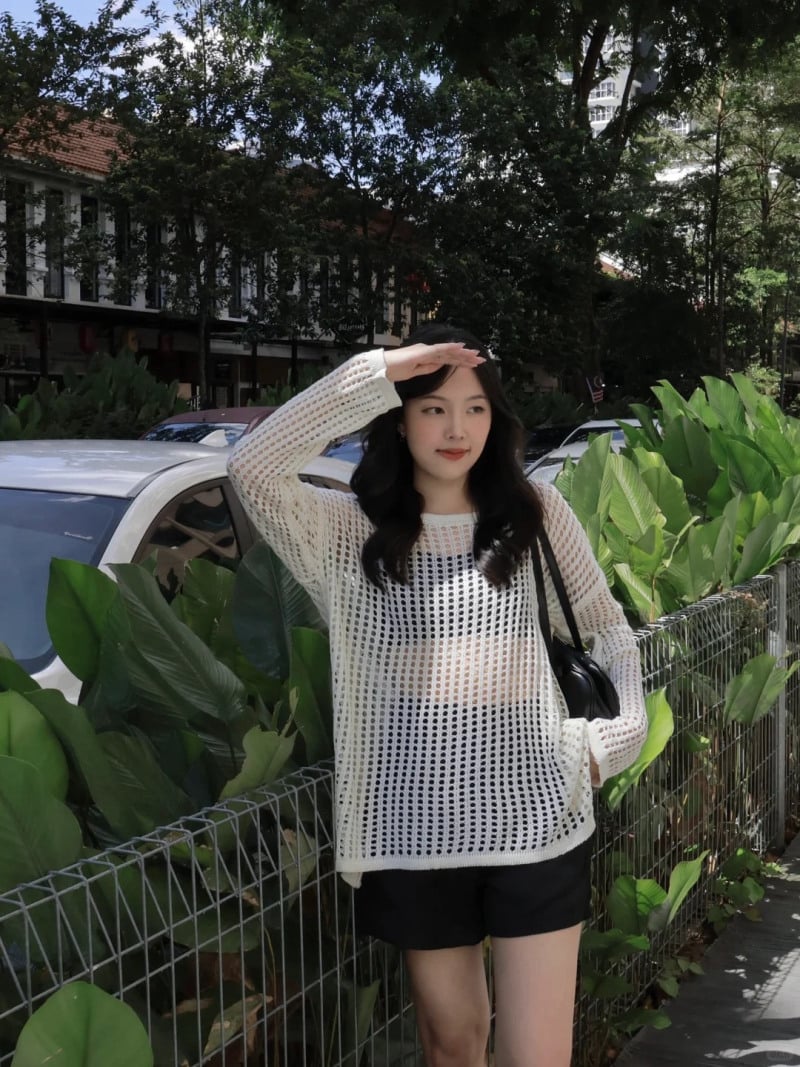 Phối đồ với áo lưới đi biển