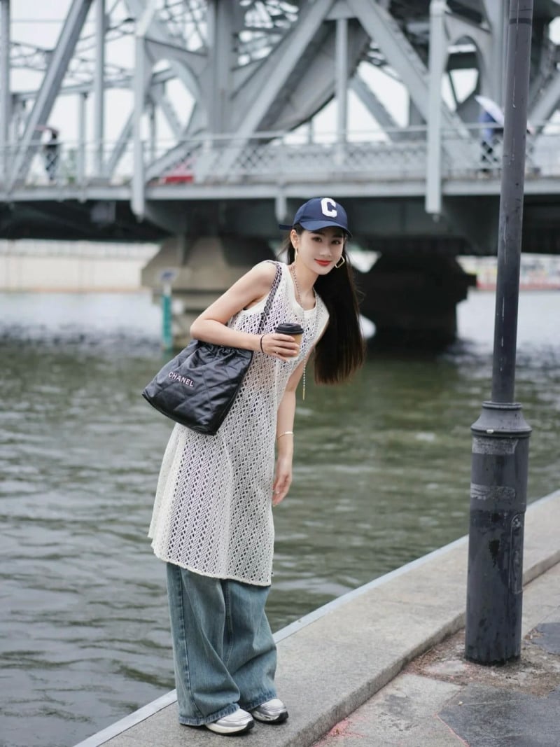 Mẫu áo lưới đi biển dáng dài