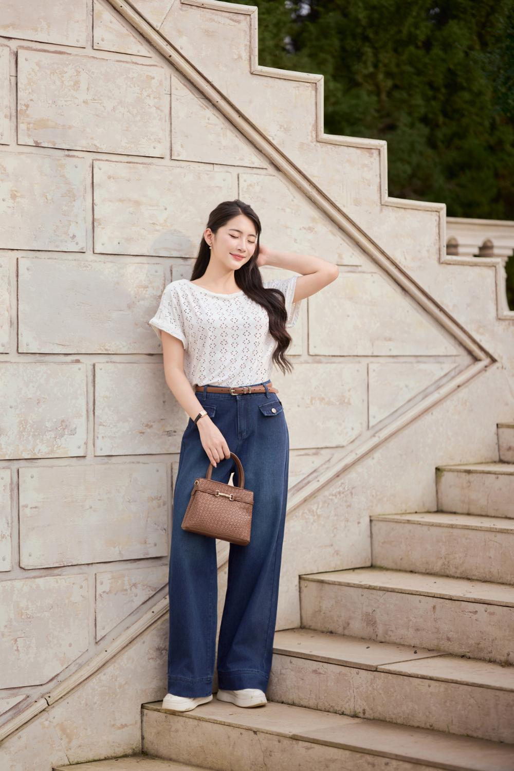 Phối đồ với quần jean ống đứng và áo thun