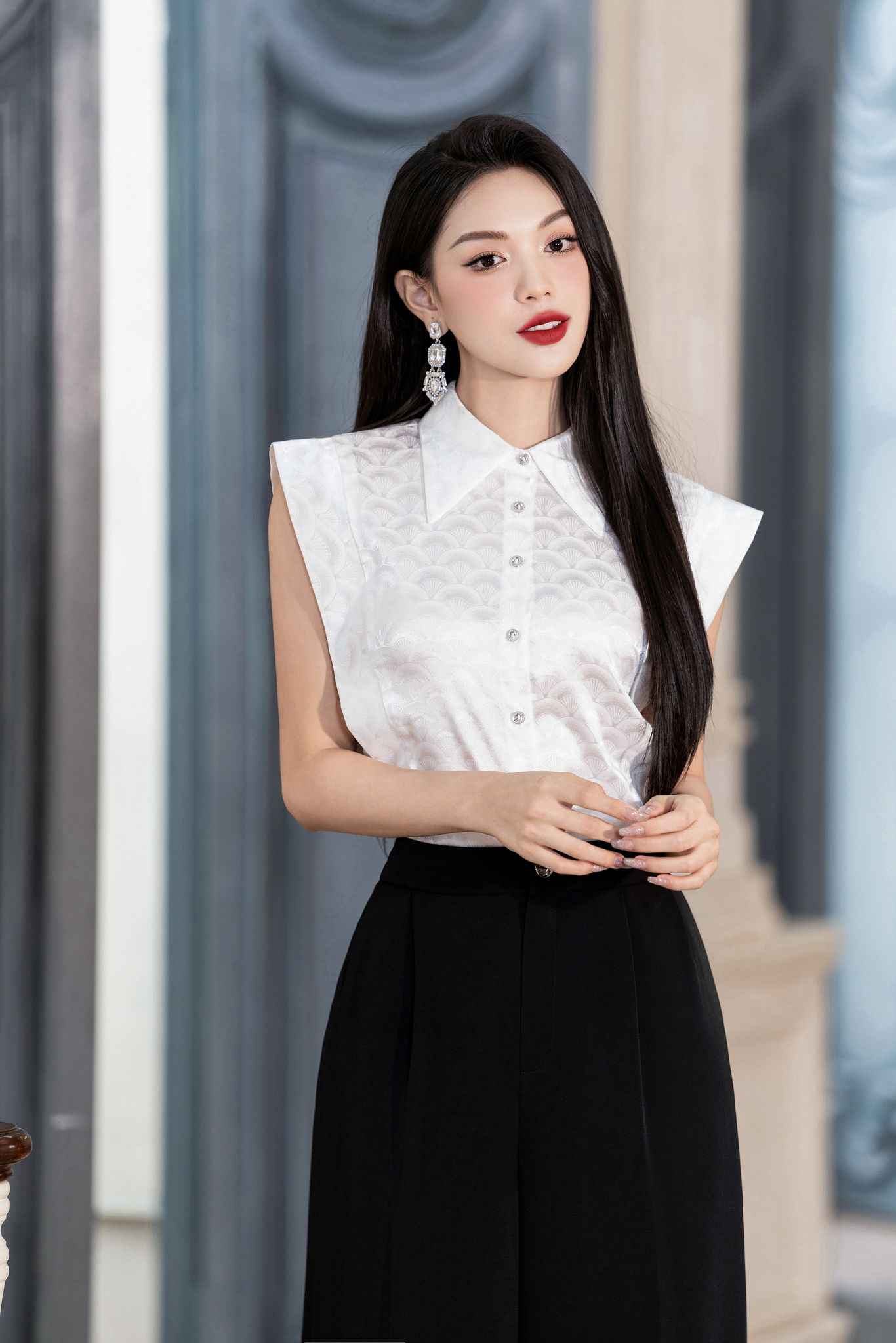 Mặc áo sơ mi kiểu trễ vai gợi cảm