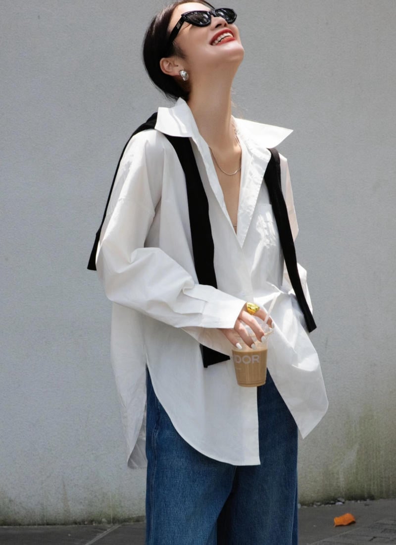 Phối áo sơ mi trắng với quần jean xanh