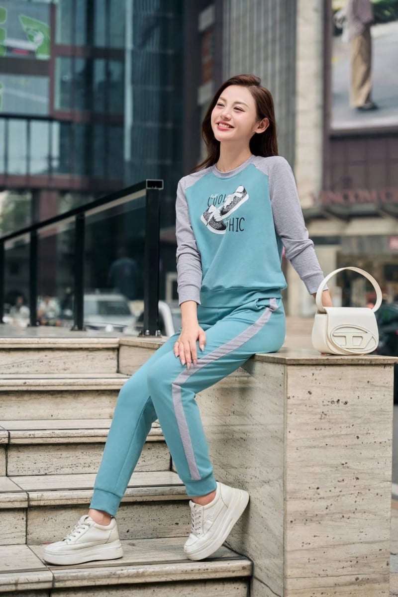 Phối đồ với áo thun tay dài nữ màu be