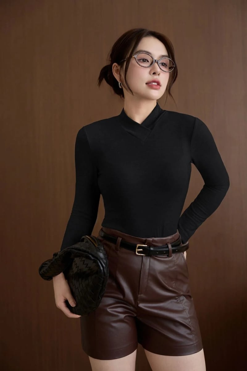 Phối đồ với áo thun tay dài nữ và quần jeans xanh