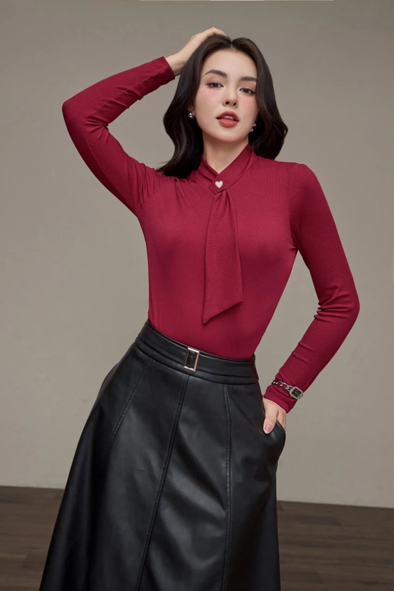 Mix đồ với áo thun tay dài form rộng màu đen