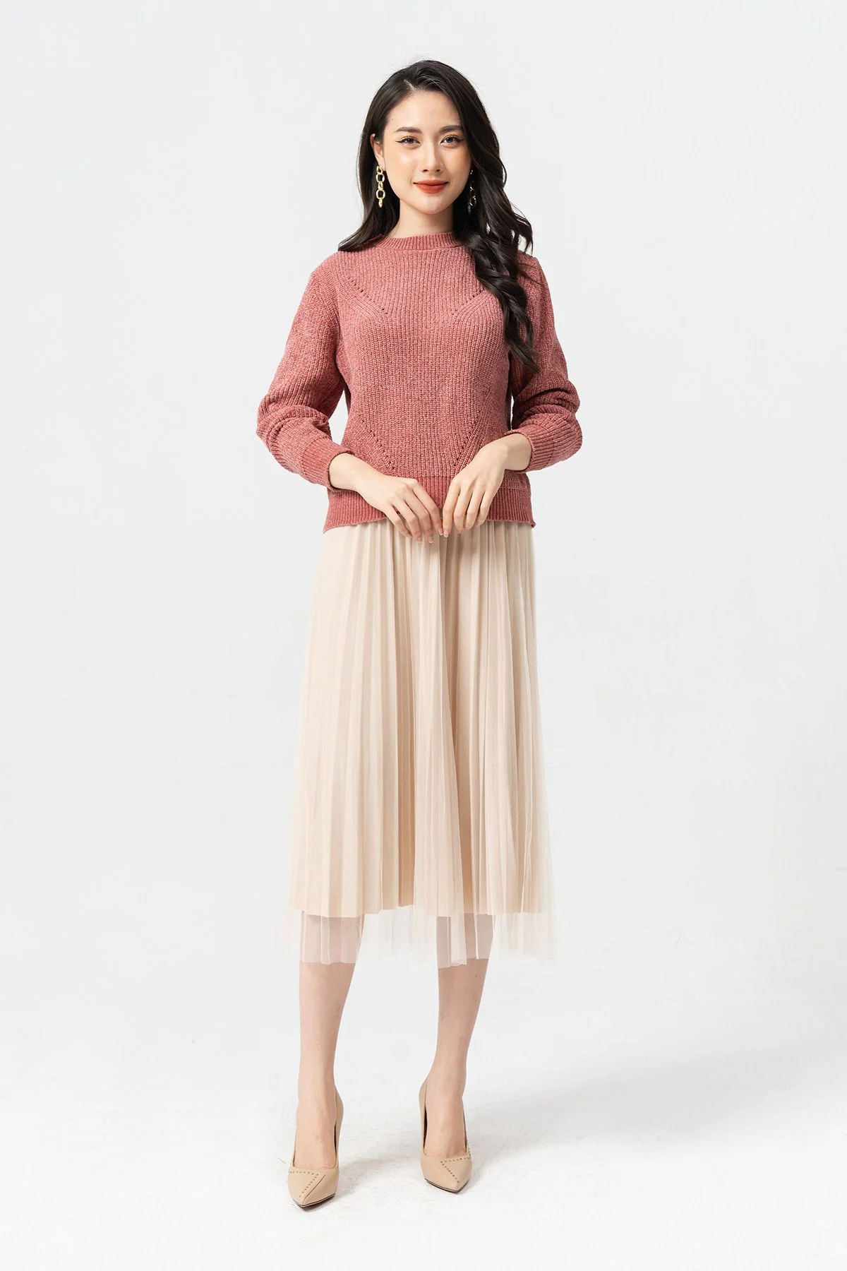 Phối áo len với chân váy xếp ly dài