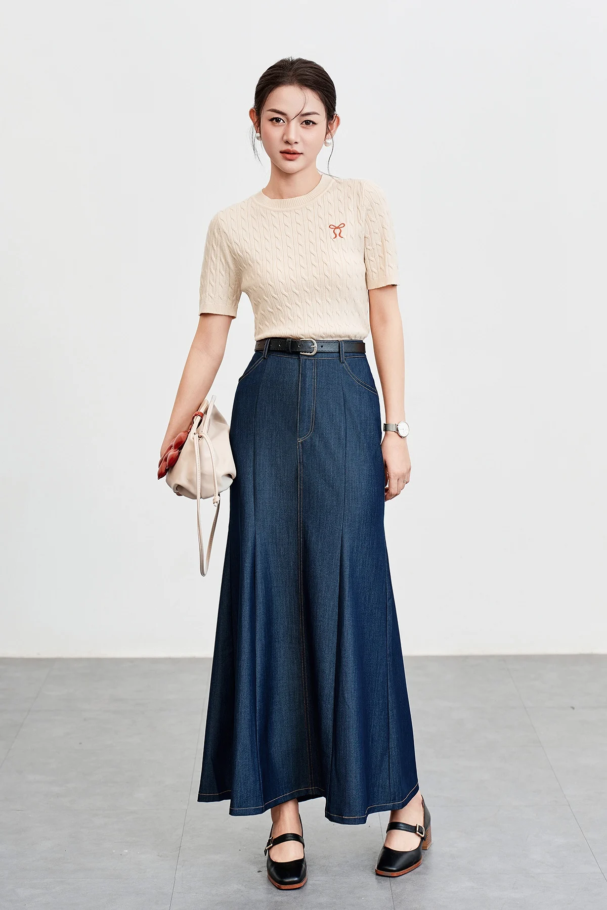 Phối áo len oversize với chân váy dài