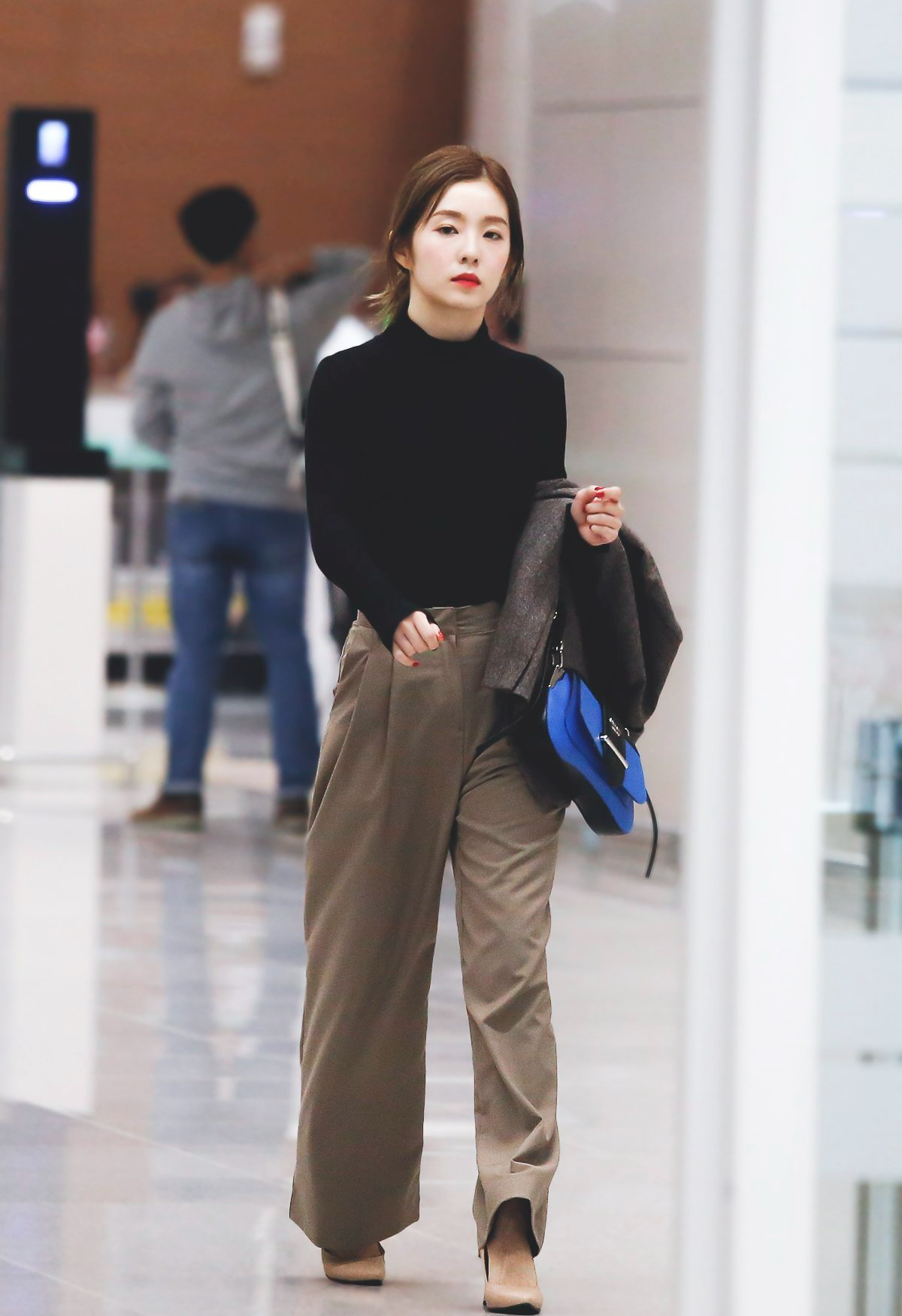 Phối đồ với chân váy dài và áo cổ lọ