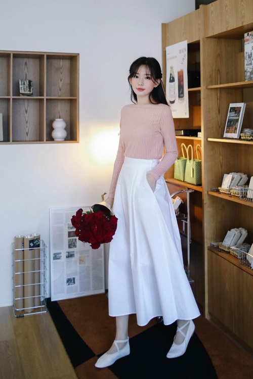 Phối chân váy trắng dài đi biển