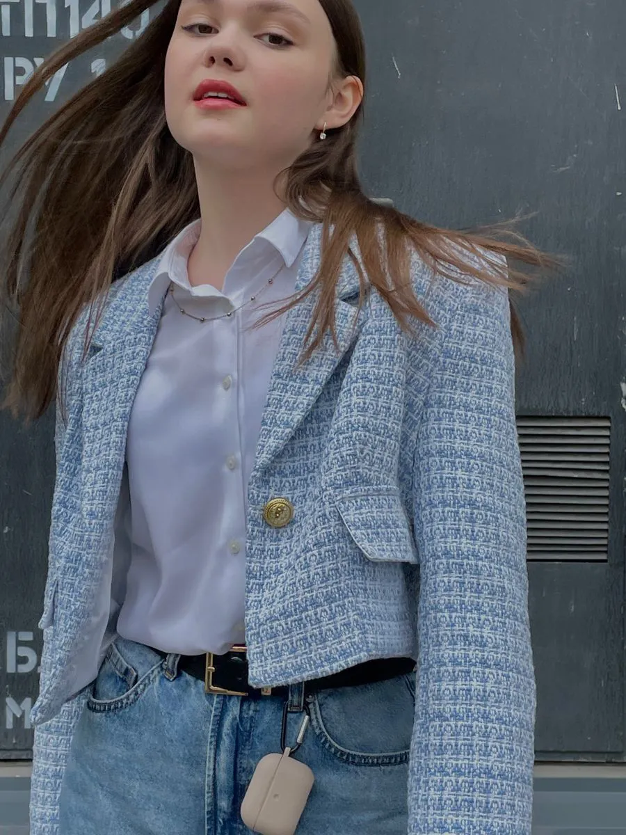 Mix áo dạ tweed dáng ngắn và chân váy dài