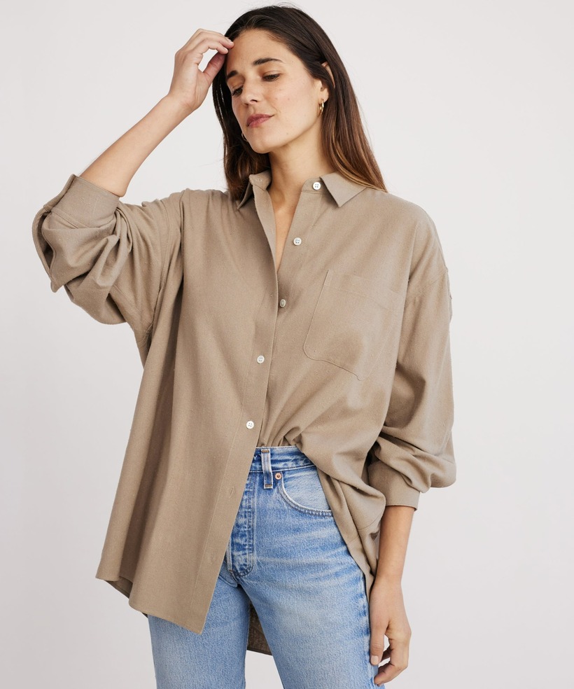 Phối đồ với áo sơ mi oversize nữ và chân váy