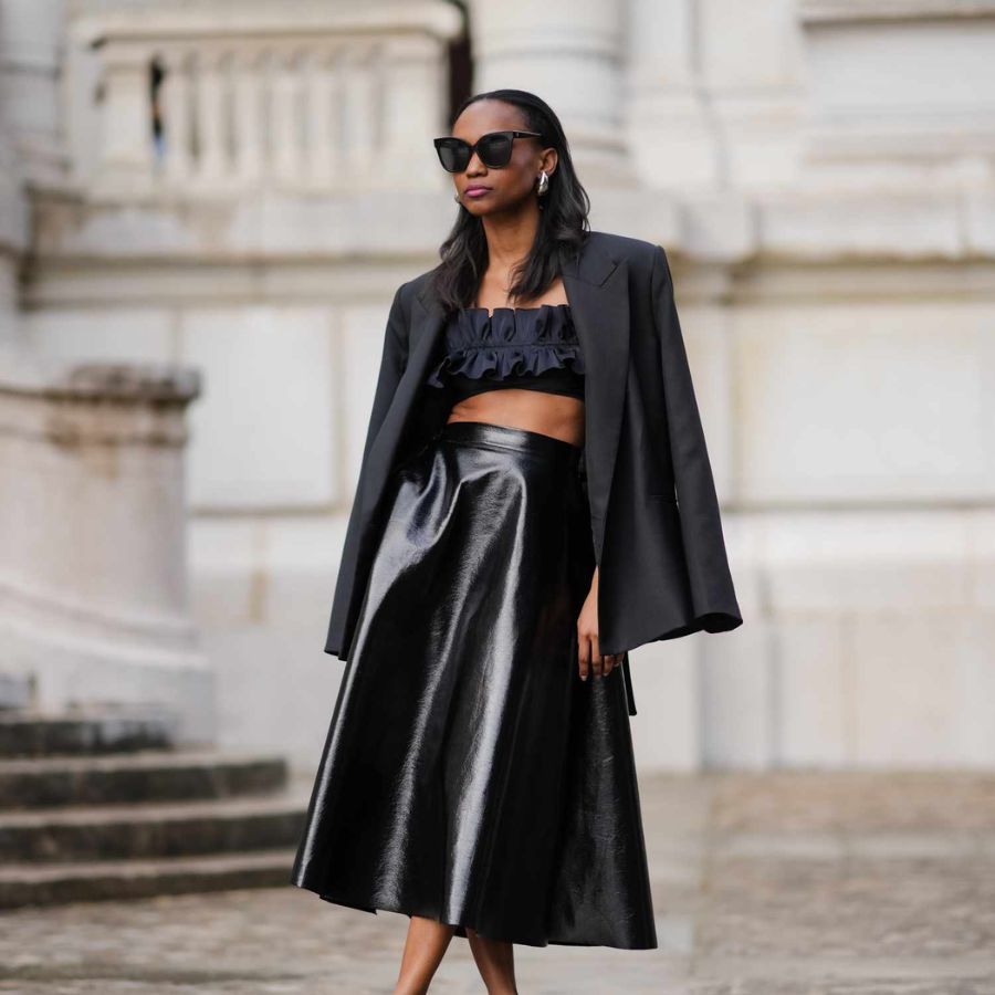 phối đồ với chân váy trắng xòe dài