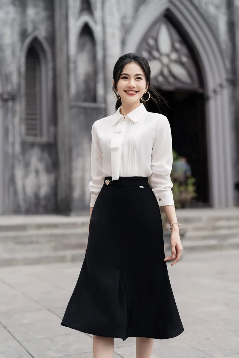Phối đồ với chân váy đen xòe dài