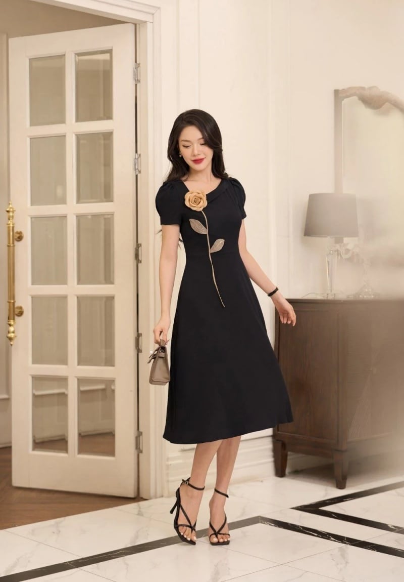 10+ Cách Phối Phụ Kiện Với Đầm Đen Sang Trọng Tinh Tế 5 Cách phối phụ kiện với đầm đen công sở