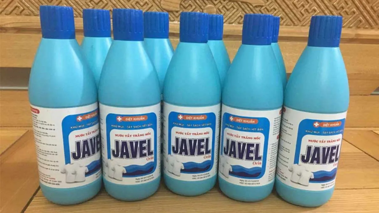 Dùng thuốc tẩy vết ố vàng trên áo trắng