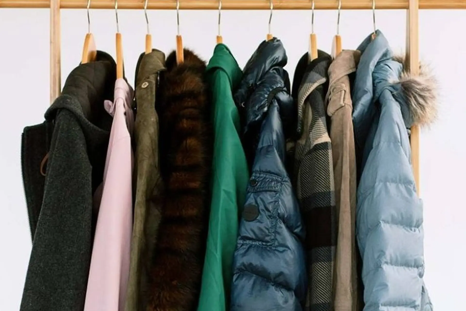 Mẹo gấp áo khoác không bị nhăn