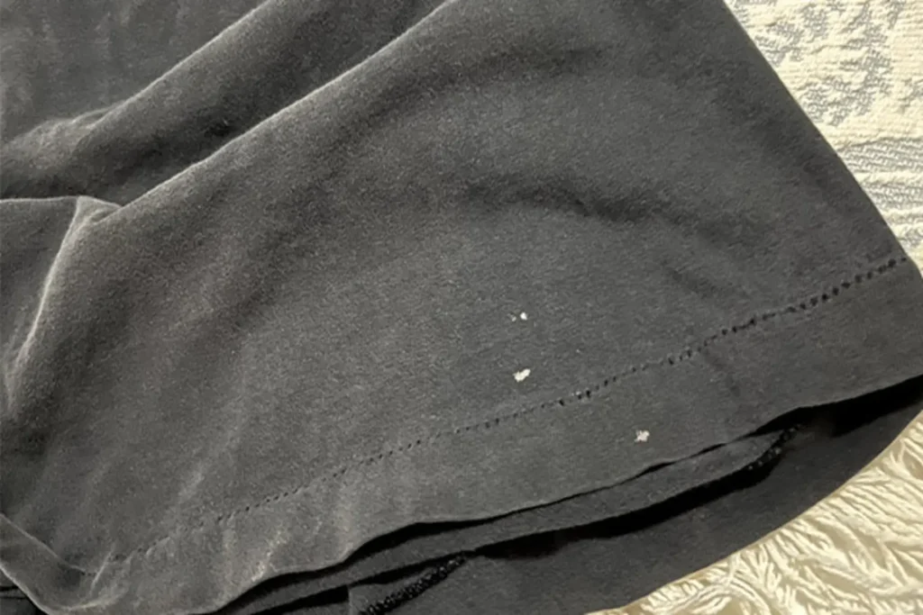 cach giat quan ao den khong bi phai mau 88b45f08cc