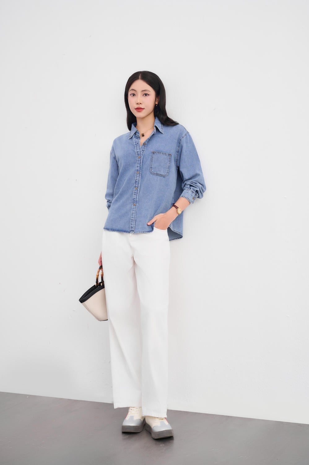 10+ Cách Phối Đồ Với Áo Sơ Mi Jean Nữ Hack Dáng Cực Đỉnh 2 Áo sơ mi jean công sở