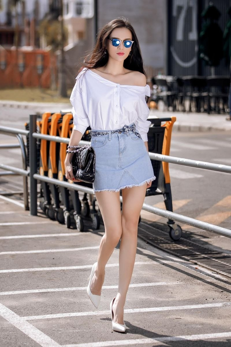 10+ Cách Phối Áo Croptop Với Chân Váy Jean Sành Điệu 3 Cách mặc croptop quyến rũ với chân váy jean bút chì