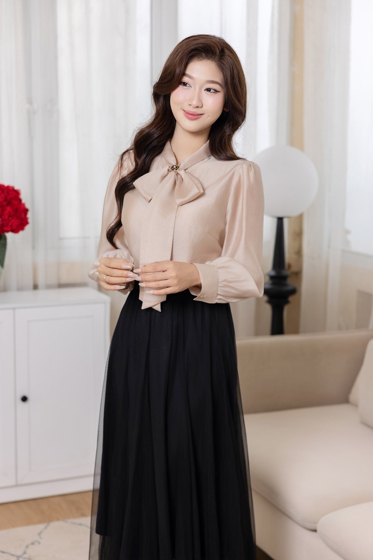Chân váy đen xòe mặc với áo gì