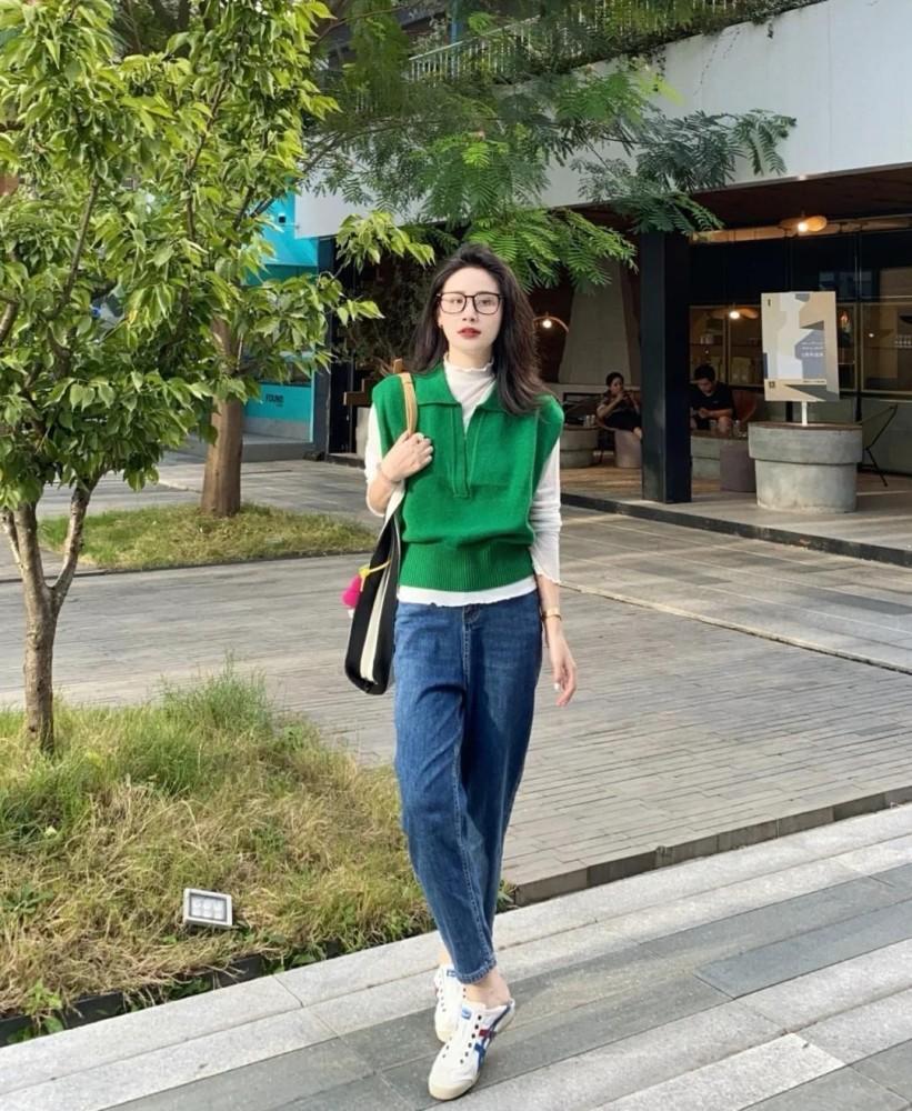 Phối đồ với áo gile len nữ croptop