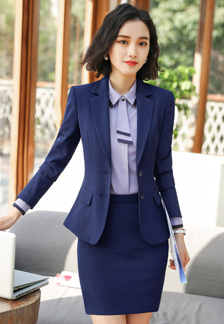 cách phối áo sơ mi với vest nữ màu trắng