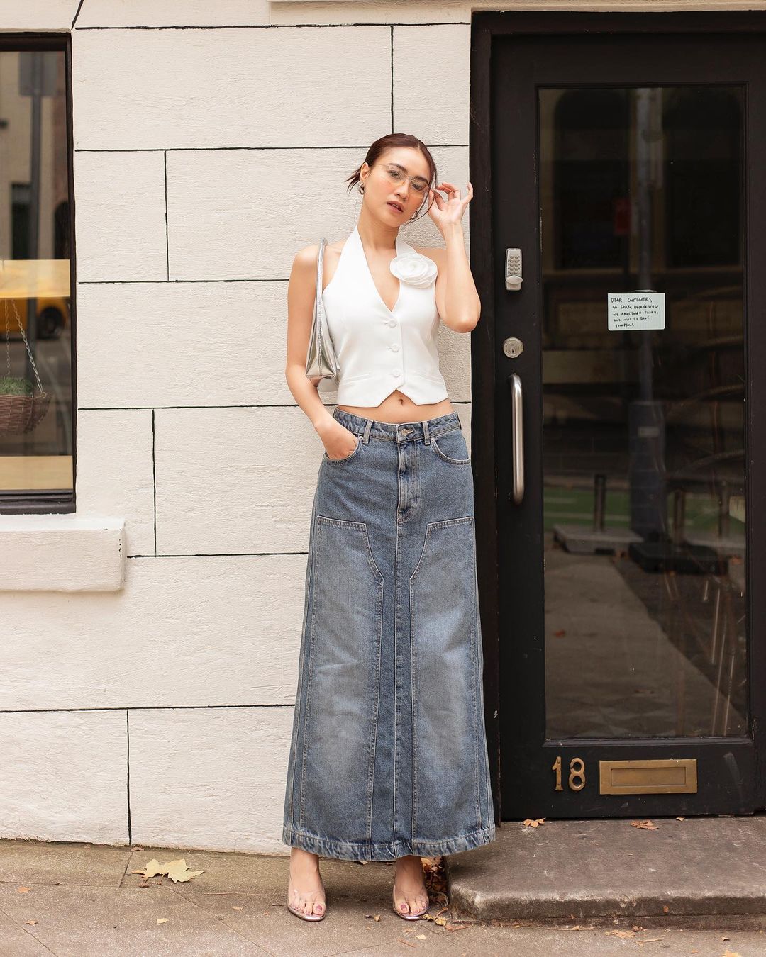 10+ Cách Phối Áo Croptop Với Chân Váy Jean Sành Điệu 4 Phối áo sơ mi croptop với chân váy jean dài