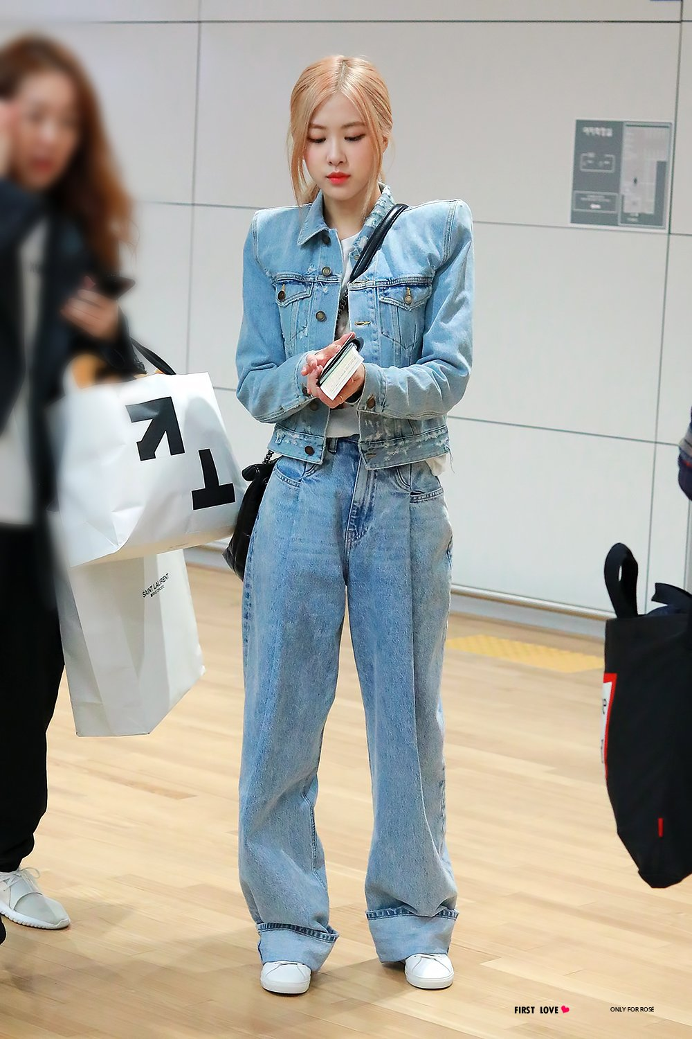 Phối đồ với áo khoác jean nữ và váy trắng