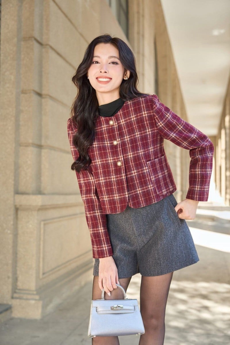 Phối đồ với áo dạ tweed dáng ngắn thanh lịch