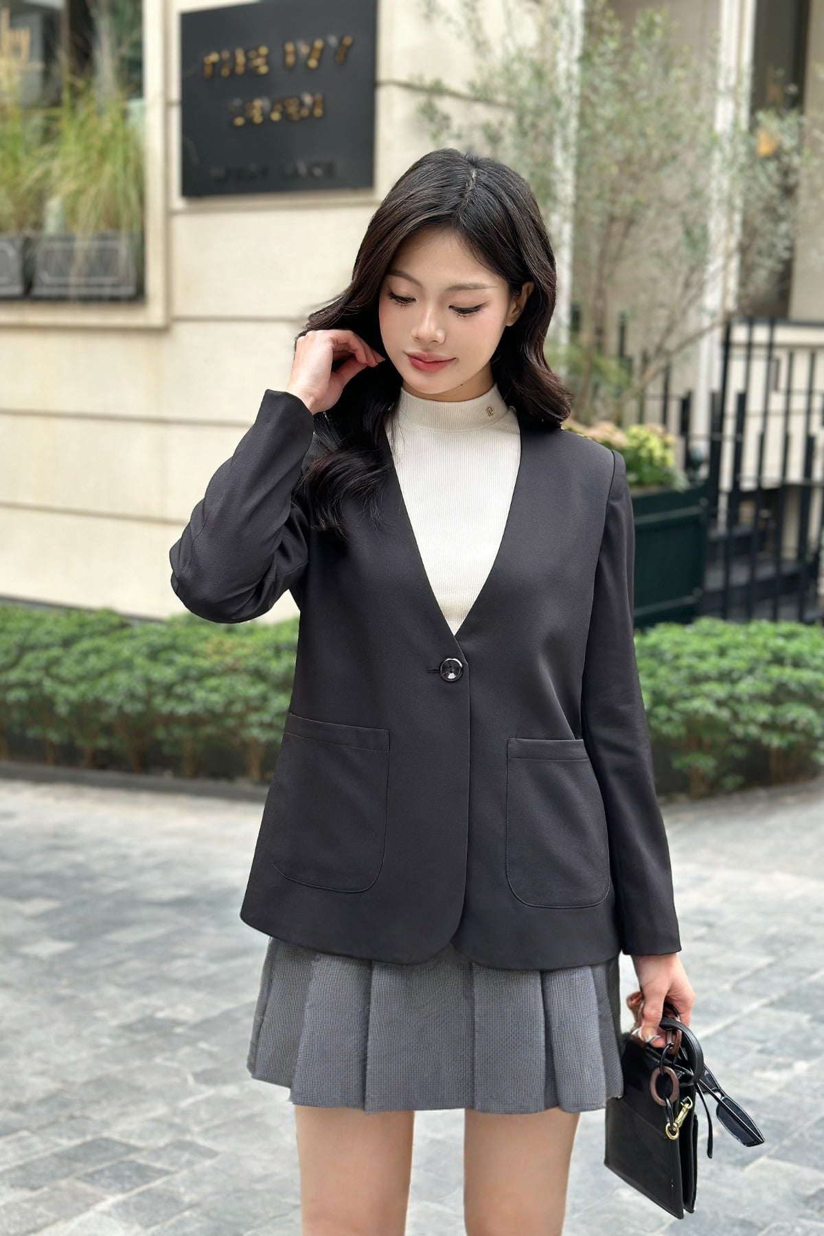 11+ Cách Phối Đồ Với Áo Vest Đen Nữ Sang Trọng 3 phối đồ với vest đen và chân váy
