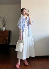 Cách phối đồ với chân váy xòe dài trắng mùa đông