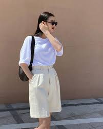 Short trắng mặc với áo croptop