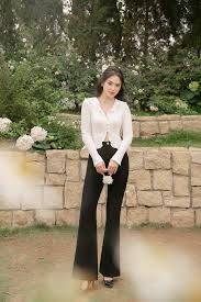 Quần ống loe cạp cao mặc với áo gì