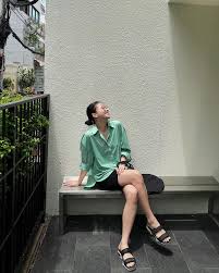 Phối đồ layering với áo sơ mi oversize nữ