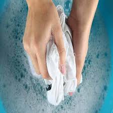 cách vắt quần áo bằng tay