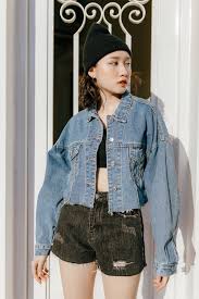 Phối đồ với áo khoác jean nữ đi chơi