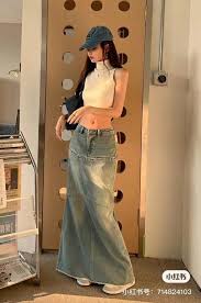 10+ Cách Phối Áo Croptop Với Chân Váy Jean Sành Điệu 6 Phối đồ thu đông với áo len croptop và chân váy jean midi