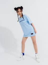 phối áo thun rộng với chân váy