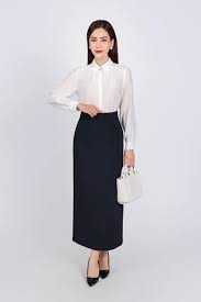 Phối áo sơ mi trắng với chân váy jean