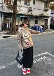 Cách phối áo hoodie với chân váy dài xếp ly