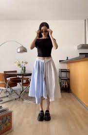 Buộc vạt áo sơ mi để khoe eo thon