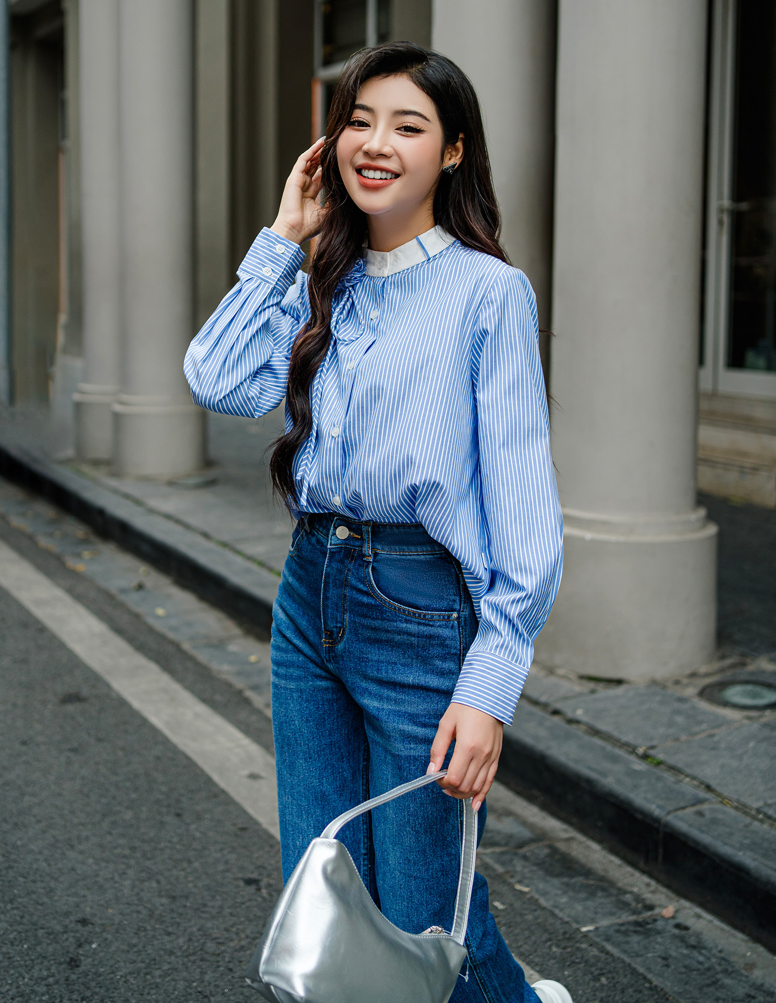 Quần Jean Xanh Đậm Phối Với Áo Màu Gì Nữ? 15+ Gợi Ý 4 quần jean xanh đậm phối áo đỏ