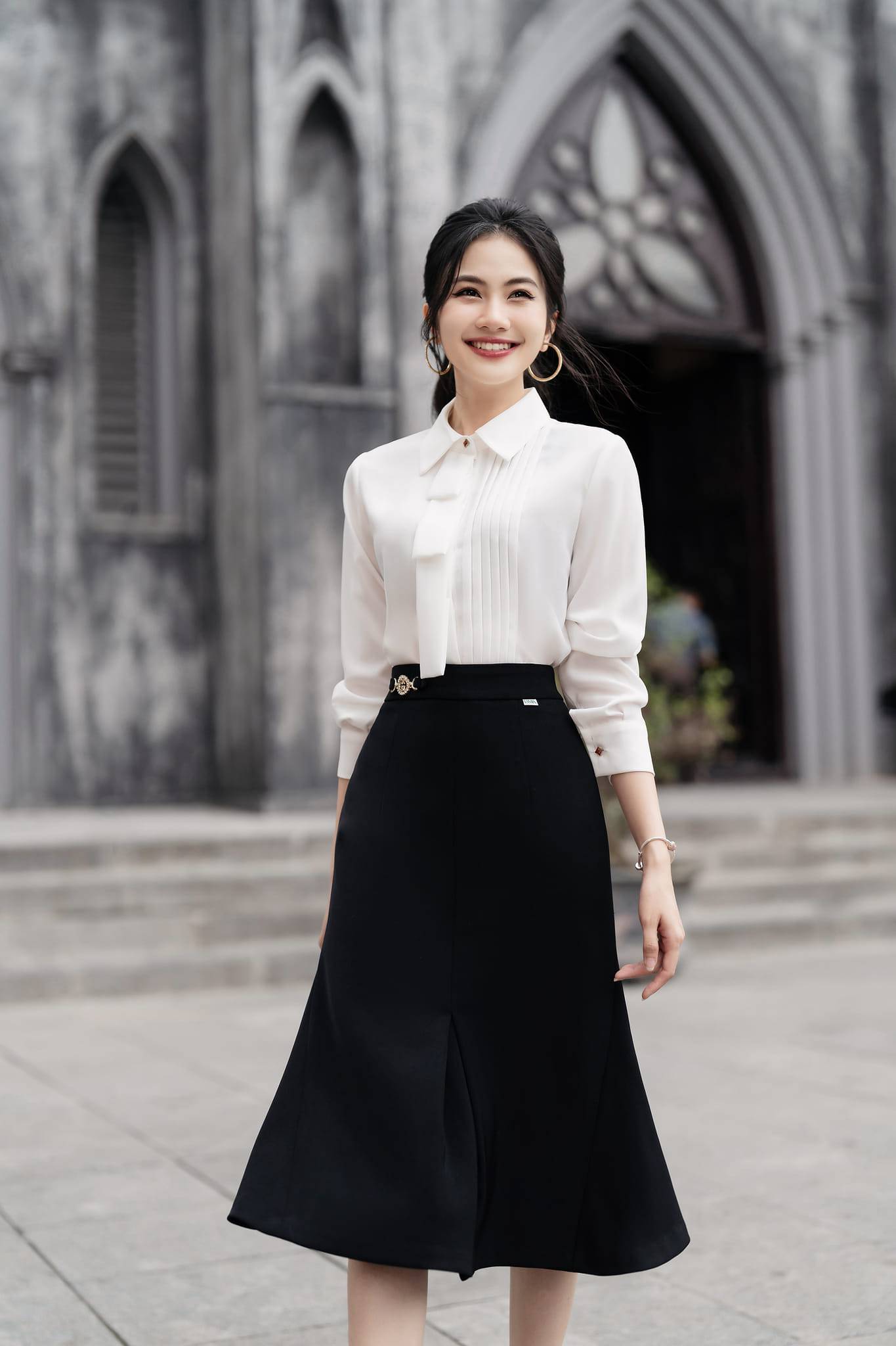Phụ kiện phối cùng áo sơ mi trắng và chân váy